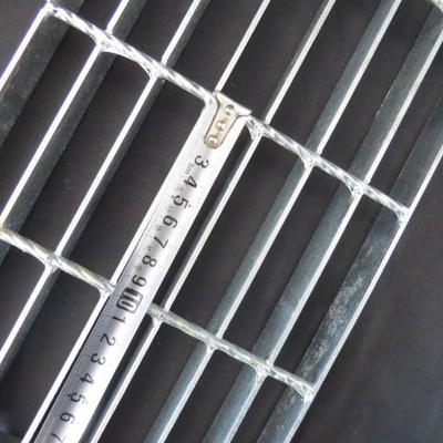 Trắng bạc T1 - T4 Cầu thang thép Grate Treads Tùy chỉnh