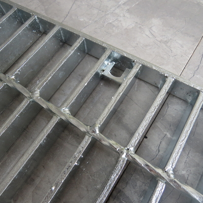 Trắng bạc T1 - T4 Cầu thang thép Grate Treads Tùy chỉnh
