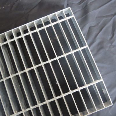 Chống trượt Thép có răng cưa Lưới kim loại Thanh chịu lực Pitch 30 mm Chống ăn mòn