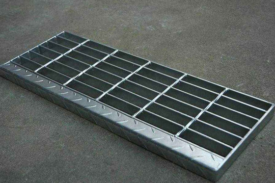Chống ăn mòn Thép mạ kẽm Grate Cầu thang Treads Kim loại Không trượt Cầu thang Treads