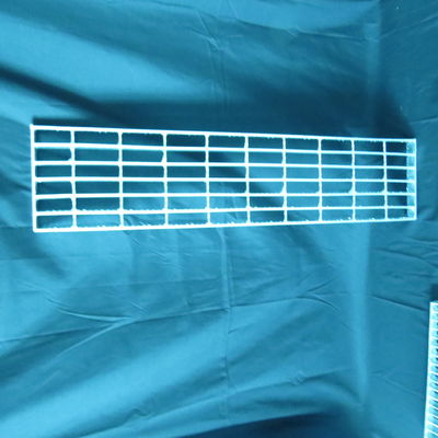 Thép không trơn trượt Grate Cầu thang Treads Thang bậc thang Tấm